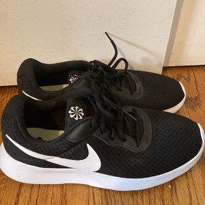 Nike Woman’s Tanjun Running Shoes; Black Size 10. Made for comfort and speed!